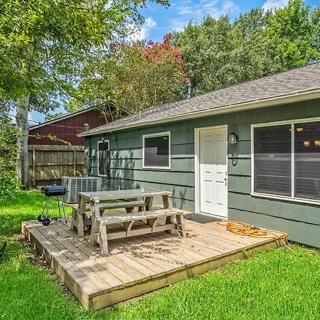 3 Bedroom Home The Neighborhood Spot Desks In 2 Rooms High Speed Internet Wifi Kick Back & Relax Close To Houston Hobby Airport 5 Star Superhost